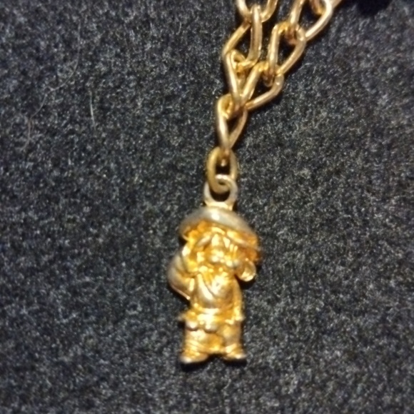 Vintage 1980's Universal Studios gold tone charm Bracelet with 6 charms - Picture 2 of 8